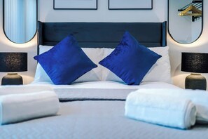 Iron/ironing board, travel cot, WiFi, bed sheets - Stylish Manchester Apartment: City Access & Wi-Fi (Manchester)