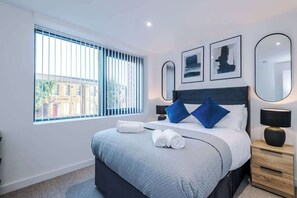 Iron/ironing board, travel cot, WiFi, bed sheets - Stylish Manchester Apartment: City Access & Wi-Fi (Manchester)