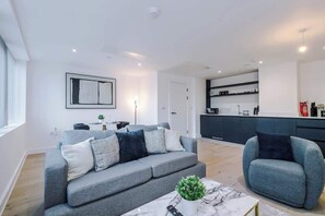 TV - Stylish Manchester Apartment: City Access & Wi-Fi (Manchester)