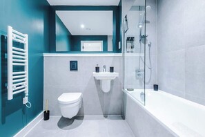 Douche, sèche-cheveux, shampoing