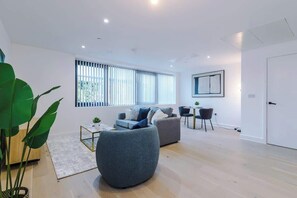 TV - Stylish Manchester Apartment: City Access & Wi-Fi (Manchester)