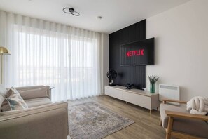 TV, offices - Modern Canal-Side Apartment in Milton Keynes (Milton Keynes)