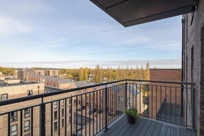 Property grounds - Modern Canal-Side Apartment in Milton Keynes (Milton Keynes)