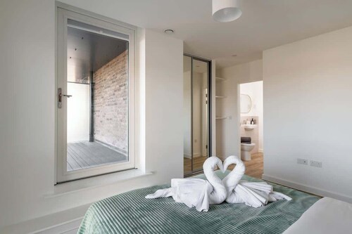 Modern Canal-Side Apartment in Milton Keynes