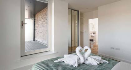 Modern Canal-Side Apartment in Milton Keynes