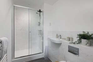 Shower, hair dryer - Lovely Home Near Canal, Park, & Central MK (Milton Keynes)