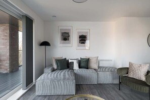 Televisión y oficina 