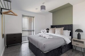 Tabla de planchar con plancha, cuna de viaje, wifi y ropa de cama 