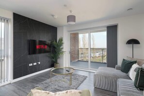 TV, offices - Lovely Home Near Canal, Park, & Central MK (Milton Keynes)