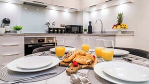 Eine moderne Küche mit Essbereich, gedeckt für ein Frühstück.