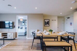 Dining - Stylish 2-Bedroom Apartment in Liverpool with Parking (Liverpool)