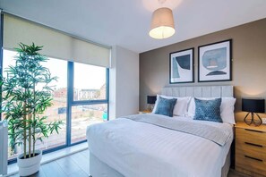 Iron/ironing board, travel cot, WiFi, bed sheets - Stylish 2-Bedroom Apartment in Liverpool with Parking (Liverpool)