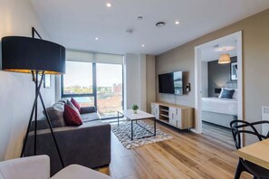 TV, offices - Stylish 2-Bedroom Apartment in Liverpool with Parking (Liverpool)
