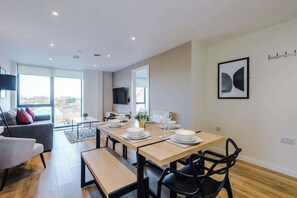 Dining - Stylish 2-Bedroom Apartment in Liverpool with Parking (Liverpool)