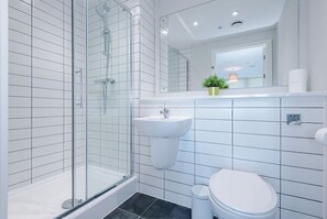 Douche, sèche-cheveux, shampoing
