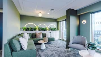 Télévision, baby-foot, espaces bureaux