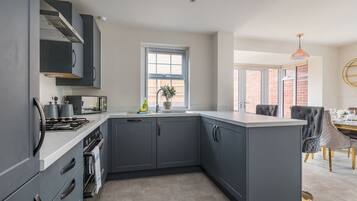 Coffee/tea maker, fridge, microwave, oven