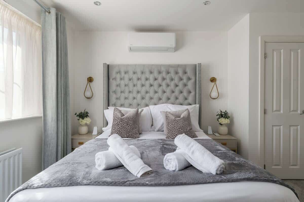 Silitysrauta/-lauta, vauvan matkasänky, Wi-Fi, vuodevaatteet