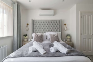 Iron/ironing board, travel cot, WiFi, bed sheets - 4-Bed | Near Station | Ideal for Work & Family (Wellingborough)