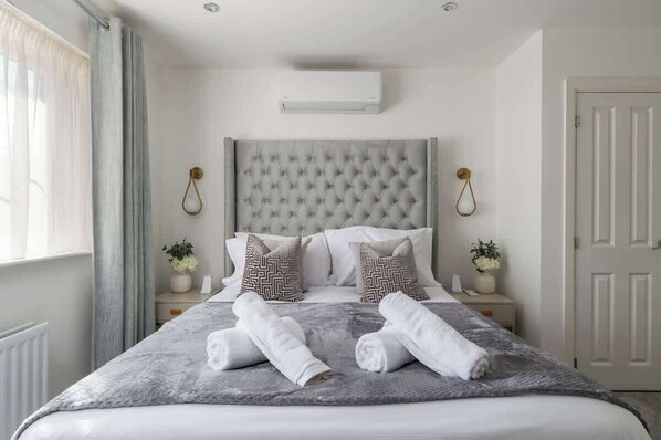 Tabla de planchar con plancha, cuna de viaje, wifi y ropa de cama 