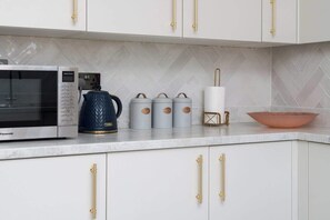 Refrigerador, microondas, horno y parrilla de estufa 