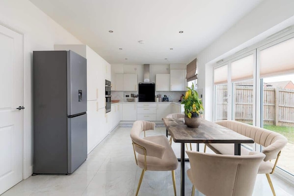 Dining - 4-Bed | Near Station | Ideal for Work & Family (Wellingborough)