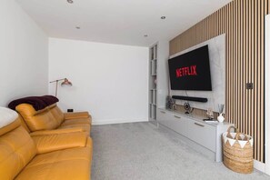 TV, offices - 4-Bed | Near Station | Ideal for Work & Family (Wellingborough)