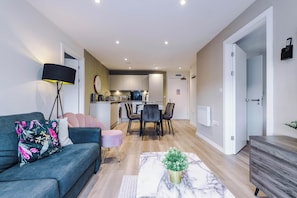 TV, offices - Stylish Liverpool Apartment with Parking (Liverpool)