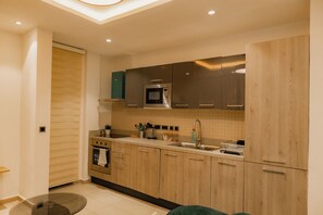 Fridge, microwave, oven, stovetop - Cozy, delightful, luxurious 1BR with AC in pleasant Cantonments near everything. (Accra)