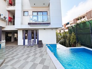 Outdoor pool - Cozy, delightful, luxurious 1BR with AC in pleasant Cantonments near everything. (Accra)