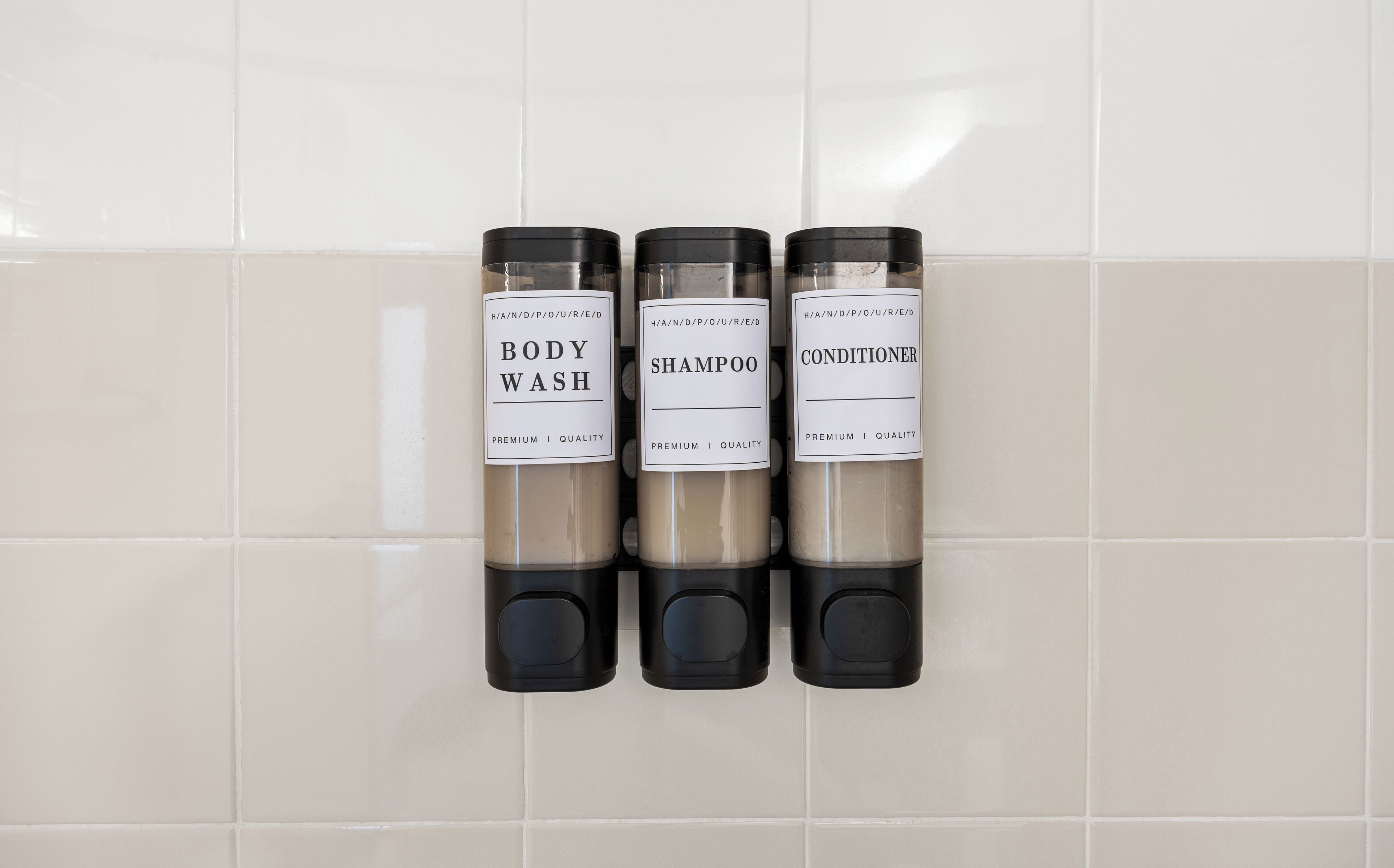 Sèche-cheveux, serviettes fournies, savon, papier toilette