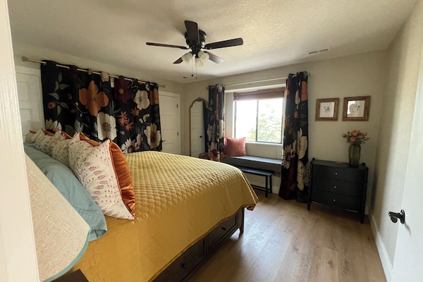 King size bed, luxury bedding, ceiling fan, fabulous sunrises.