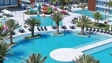 Una piscina al aire libre, una piscina climatizada