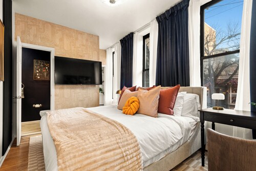 NEW - Stylish Art Deco Apt • Easy Access to Manhattan