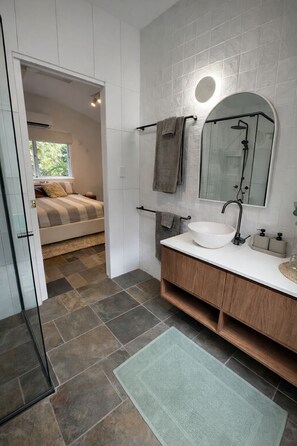 Dusche, Haartrockner, Handtücher, Seife