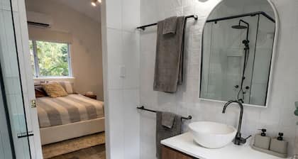 Private Noosa Hinterland Retreat with Outdoor Shower & Deck