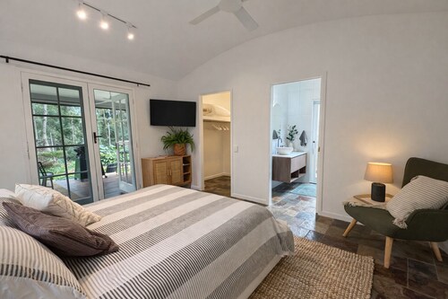 Private Noosa Hinterland Retreat with Outdoor Shower & Deck