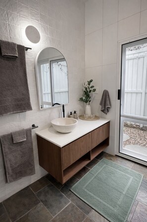 Doccia, asciugacapelli, asciugamani, sapone