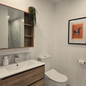 Hair dryer, towels - Central 1BR Apartment with City Comfort (Christchurch)