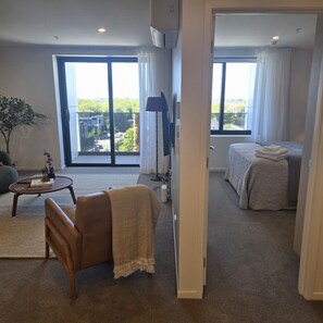 Iron/ironing board, WiFi, bed sheets - Central 1BR Apartment with City Comfort (Christchurch)