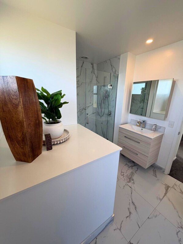 Hair dryer, towels - Central 2BR Townhouse with Private Yard (Christchurch)