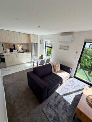 TV - Central 2BR Townhouse with Private Yard (Christchurch)
