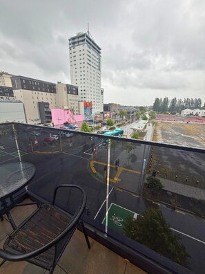 Outdoor dining - Modern City Base at Manchester Street (Christchurch)