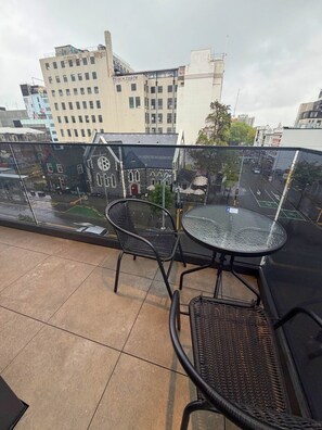 Outdoor dining - Modern City Base at Manchester Street (Christchurch)