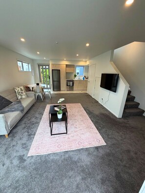 TV - Central 2BR City Stay on Armagh Street (Christchurch)