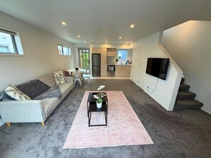 TV - Central 2BR City Stay on Armagh Street (Christchurch)