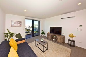 TV - Kimpton James 1-Bedroom Apartment with Balcony (Christchurch)