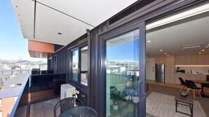 Un appartamento moderno con balcone, angolo ristoro e cucina.