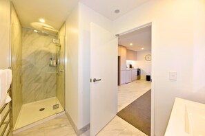 Hair dryer, towels - Kimpton James 1-Bedroom Apartment with Balcony (Christchurch)