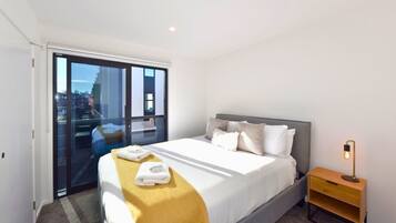 2 bedrooms, desk, iron/ironing board, WiFi